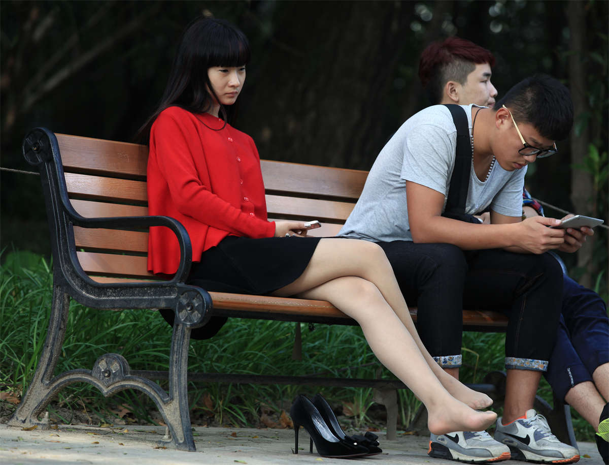 图片[2]-踏青公园街拍系列No.575 长丝小美女在僻静长椅上脱下了高跟鞋-日更街拍