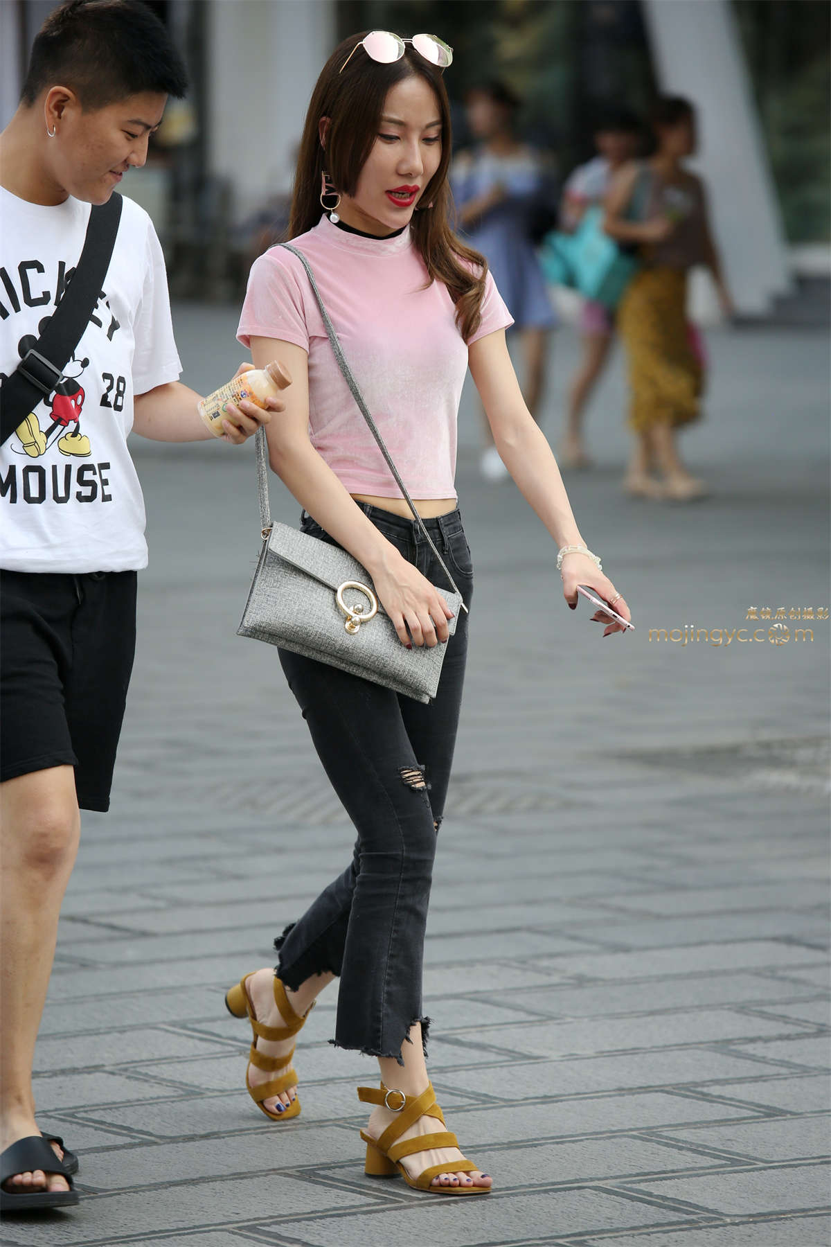 紧翘黑牛仔-日更街拍