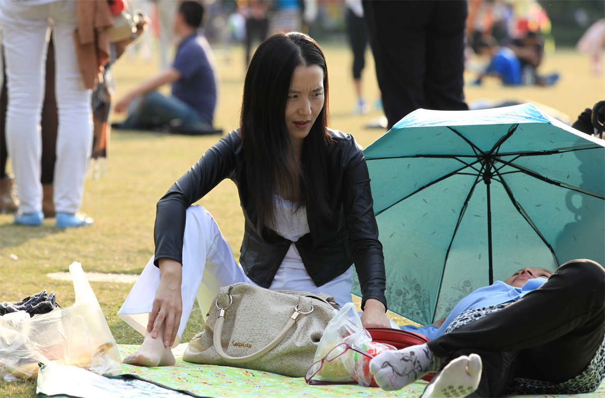 图片[2]-踏青公园街拍系列No.576 长发妩媚女郎的肉丝足-日更街拍