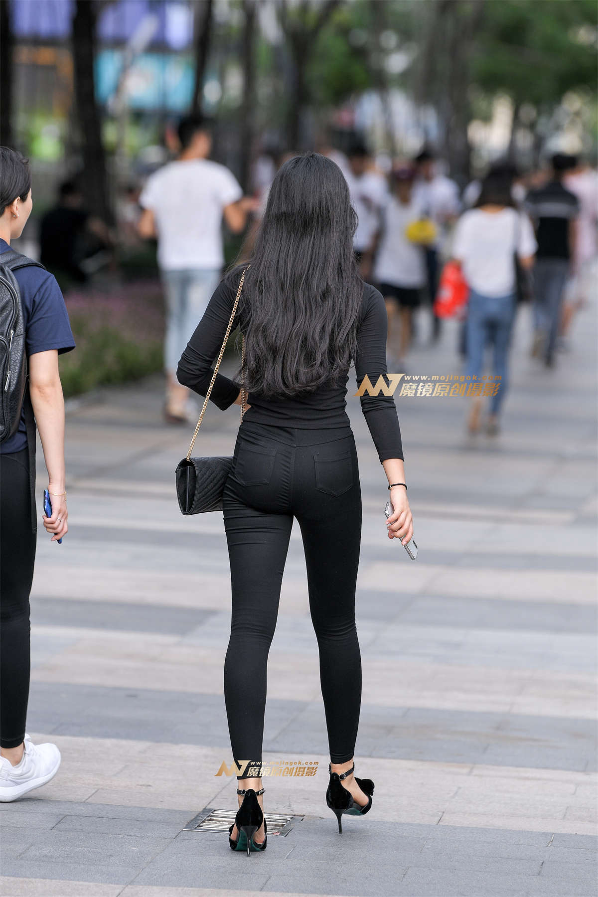 图片[2]-【久久赛帖】紧身黑裤翘臀美女-日更街拍