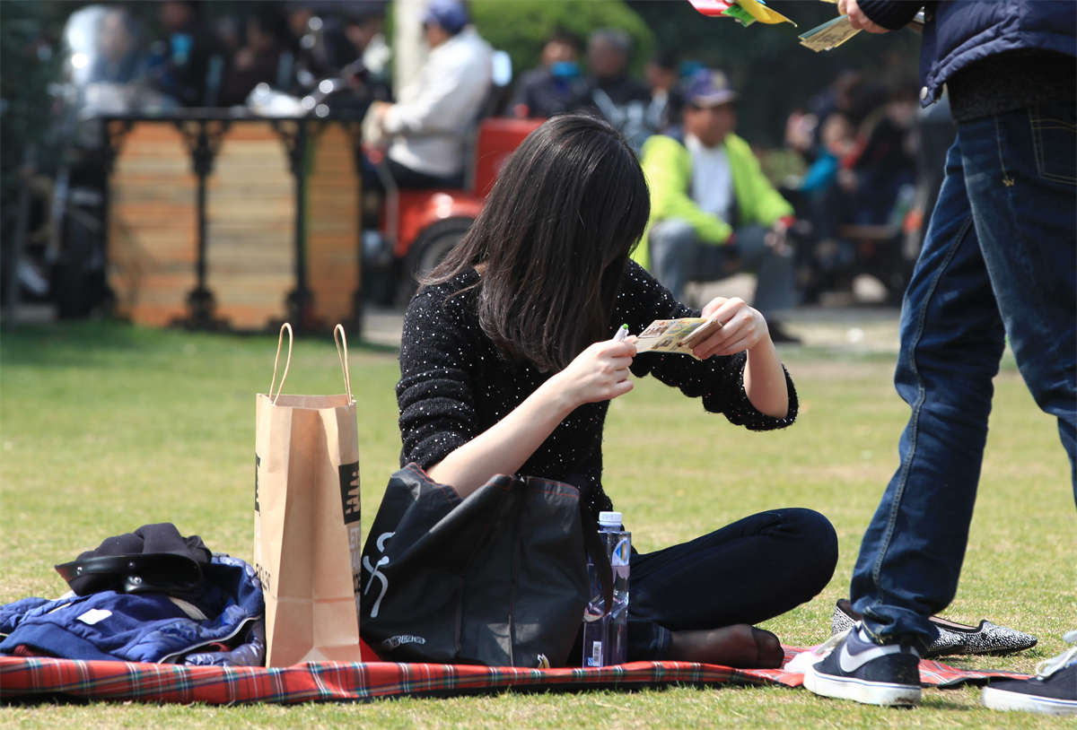 图片[2]-踏青公园街拍系列No.578 高颜值迷人少妇的靓丽黑丝-日更街拍