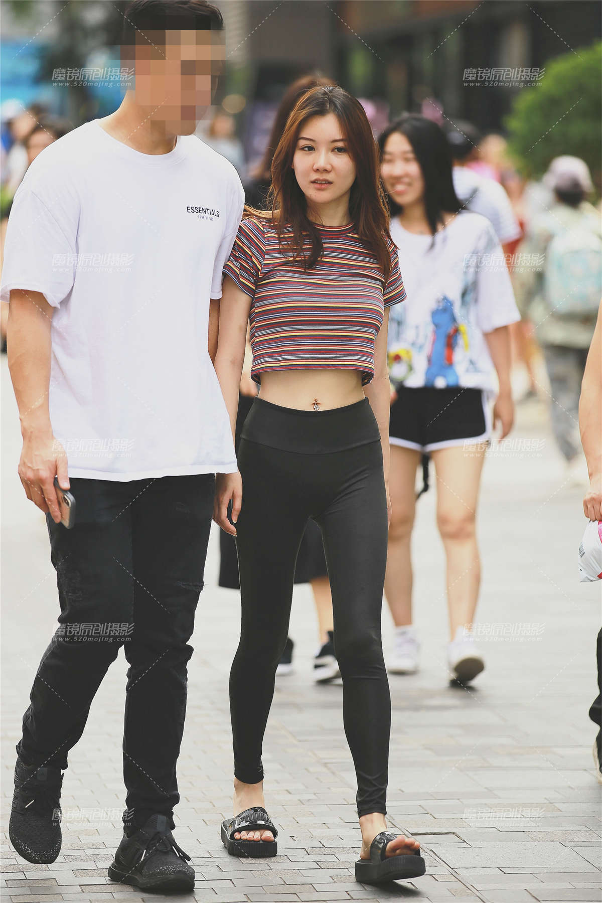 黑紧身裤学妹-日更街拍