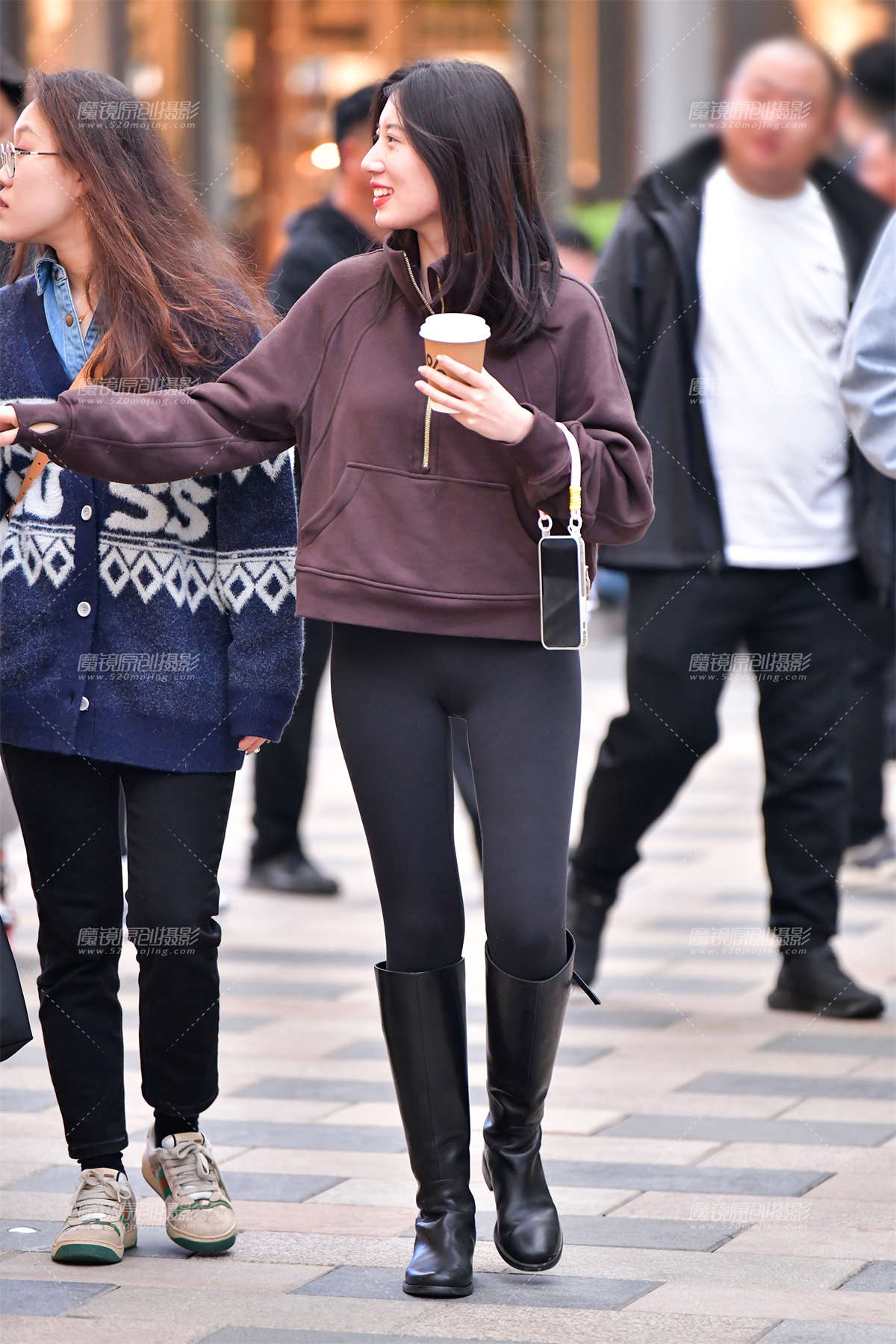 ★腼腆针织短裙美女-日更街拍