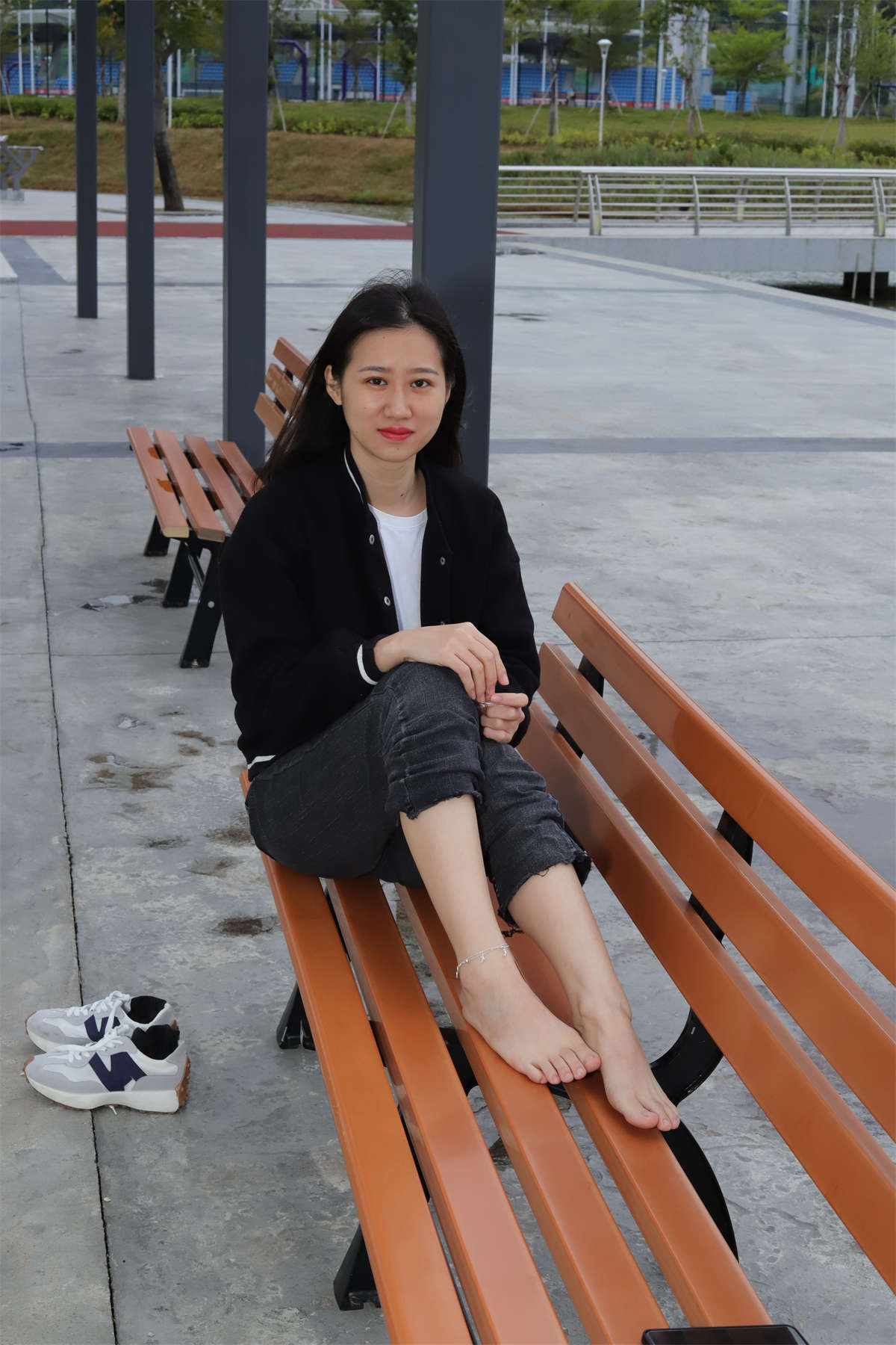 aappary摄影 No.011 极品女神小芳首发长椅大方展示极品美脚-日更街拍