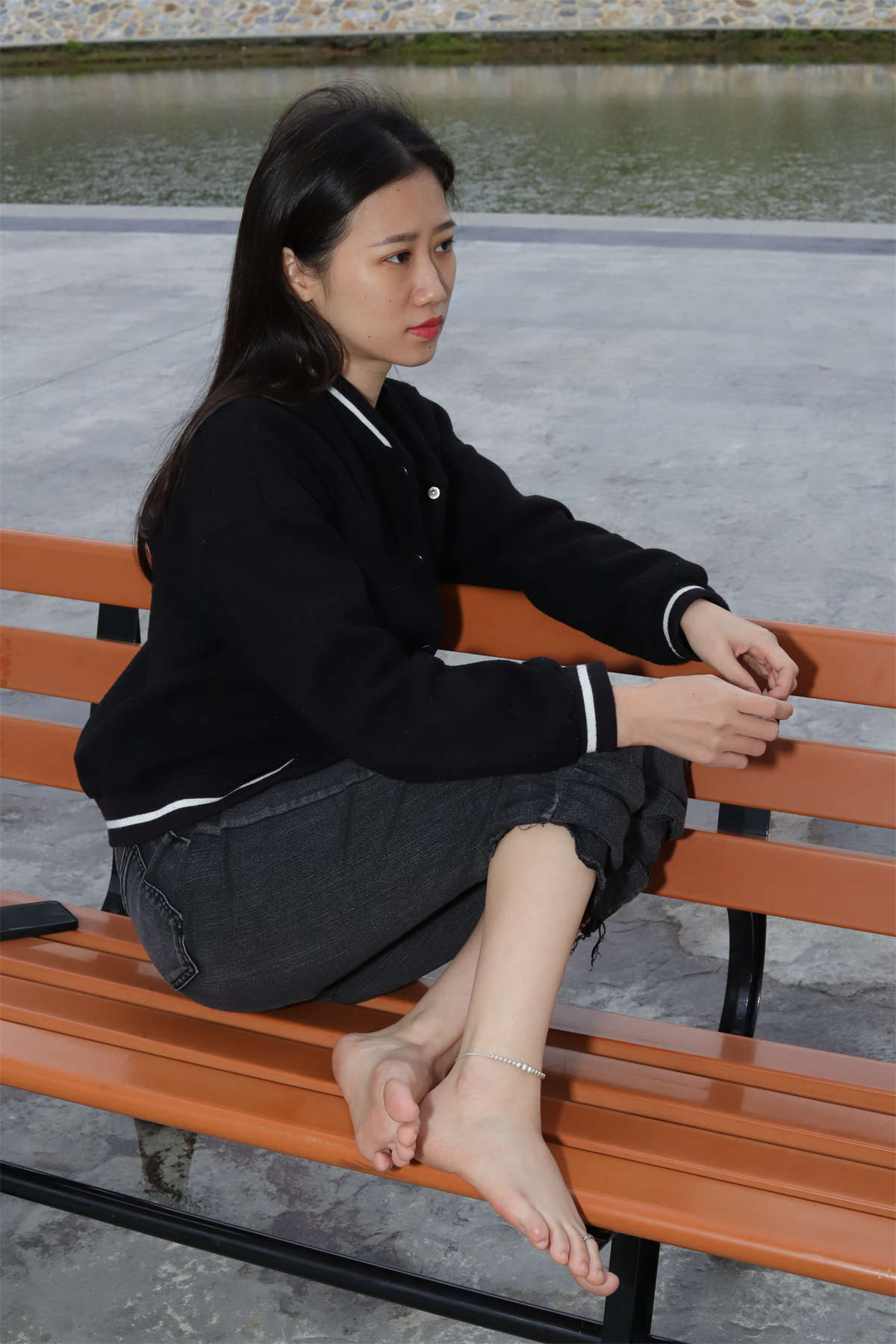 图片[2]-aappary摄影 No.011 极品女神小芳首发长椅大方展示极品美脚-日更街拍