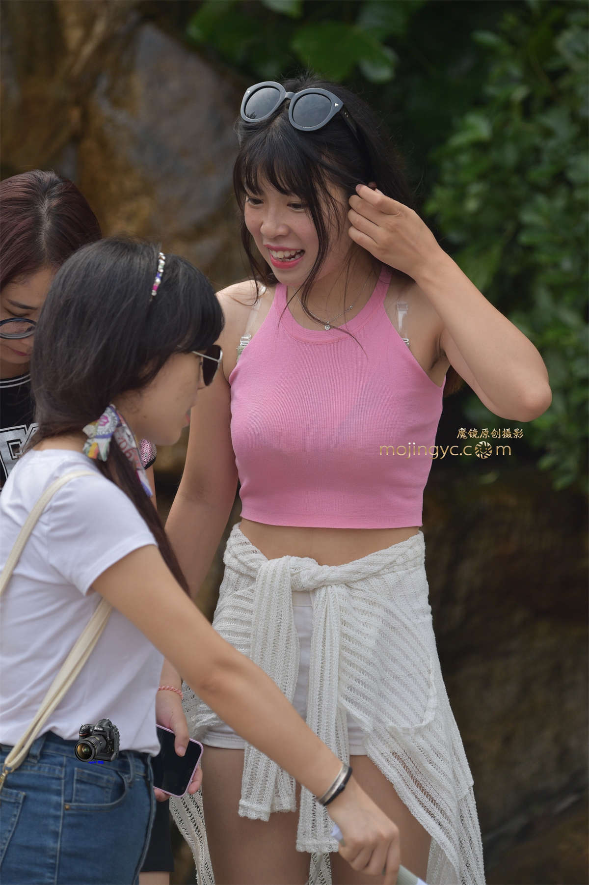 图片[2]-2016-03-14丰满胸部美眉8张-日更街拍