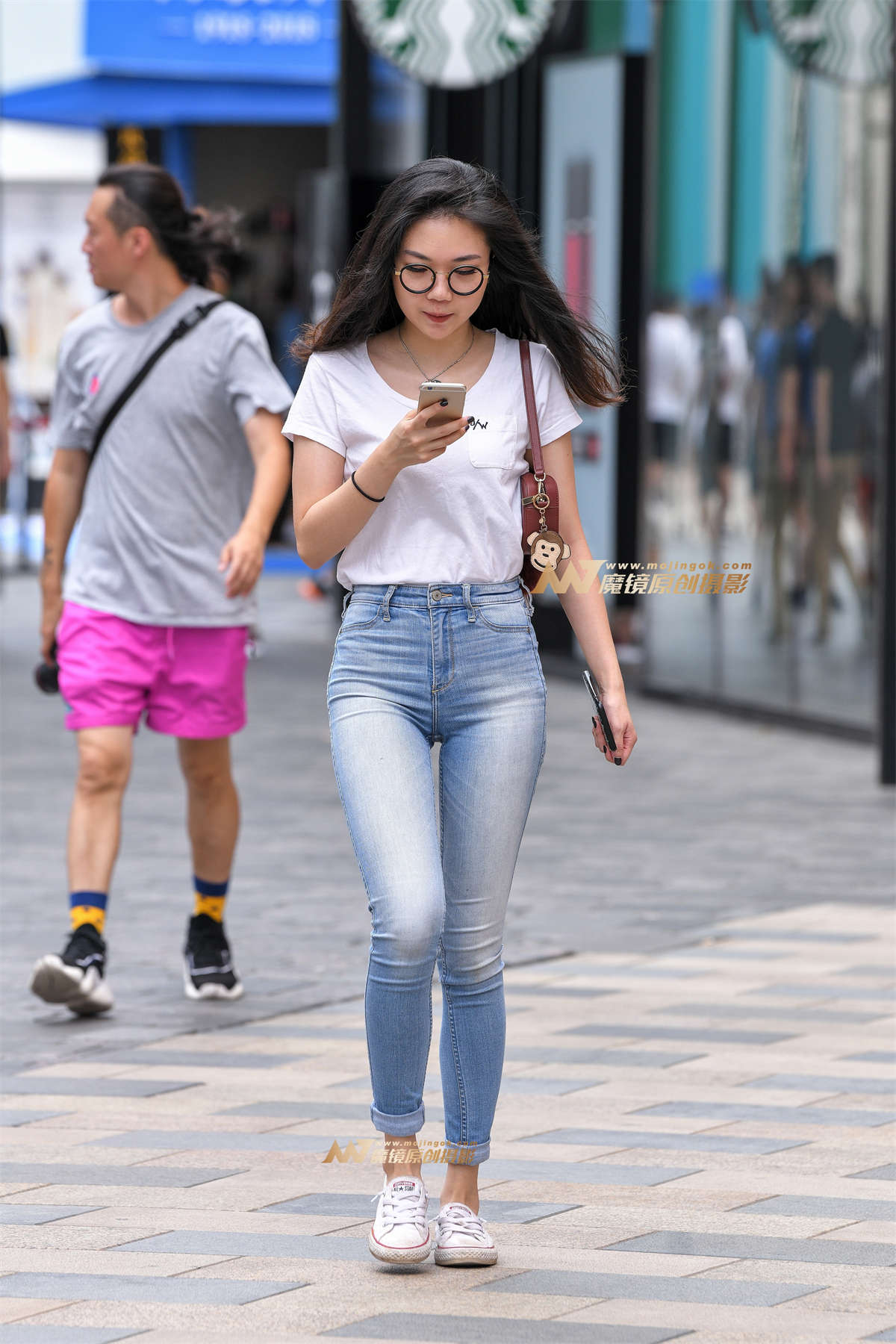 【久久赛帖】紧身牛仔裤四眼妹-日更街拍