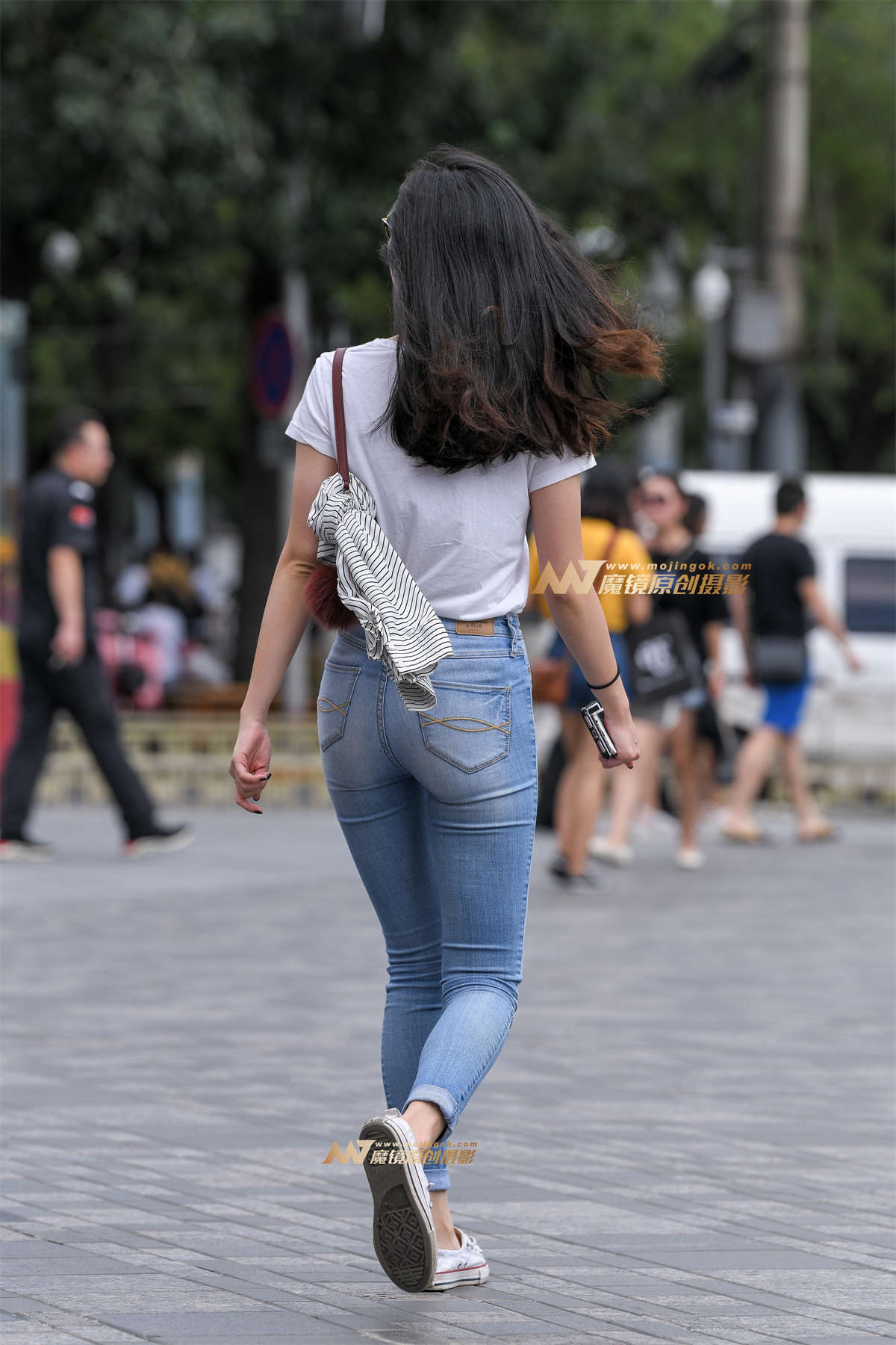 图片[2]-【久久赛帖】紧身牛仔裤四眼妹-日更街拍