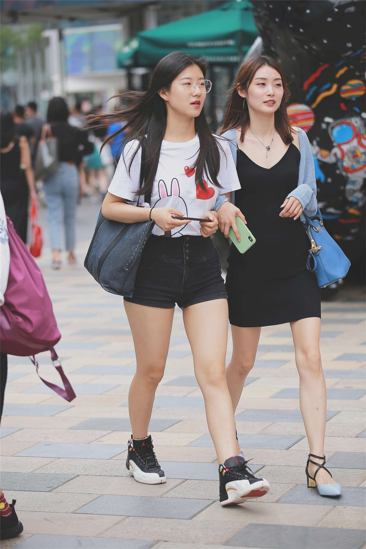 两个清纯的学妹-日更街拍