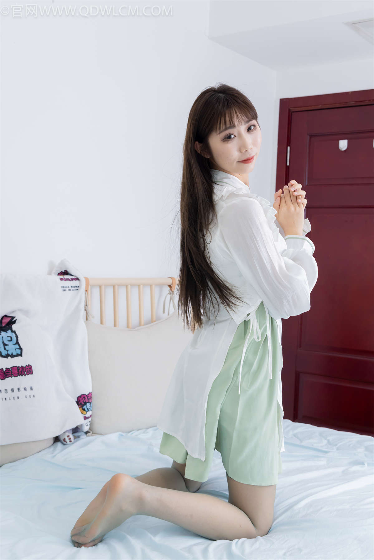 物恋传媒 NO.2323 泡泡-汉服、平底鞋、过膝丝袜-日更街拍