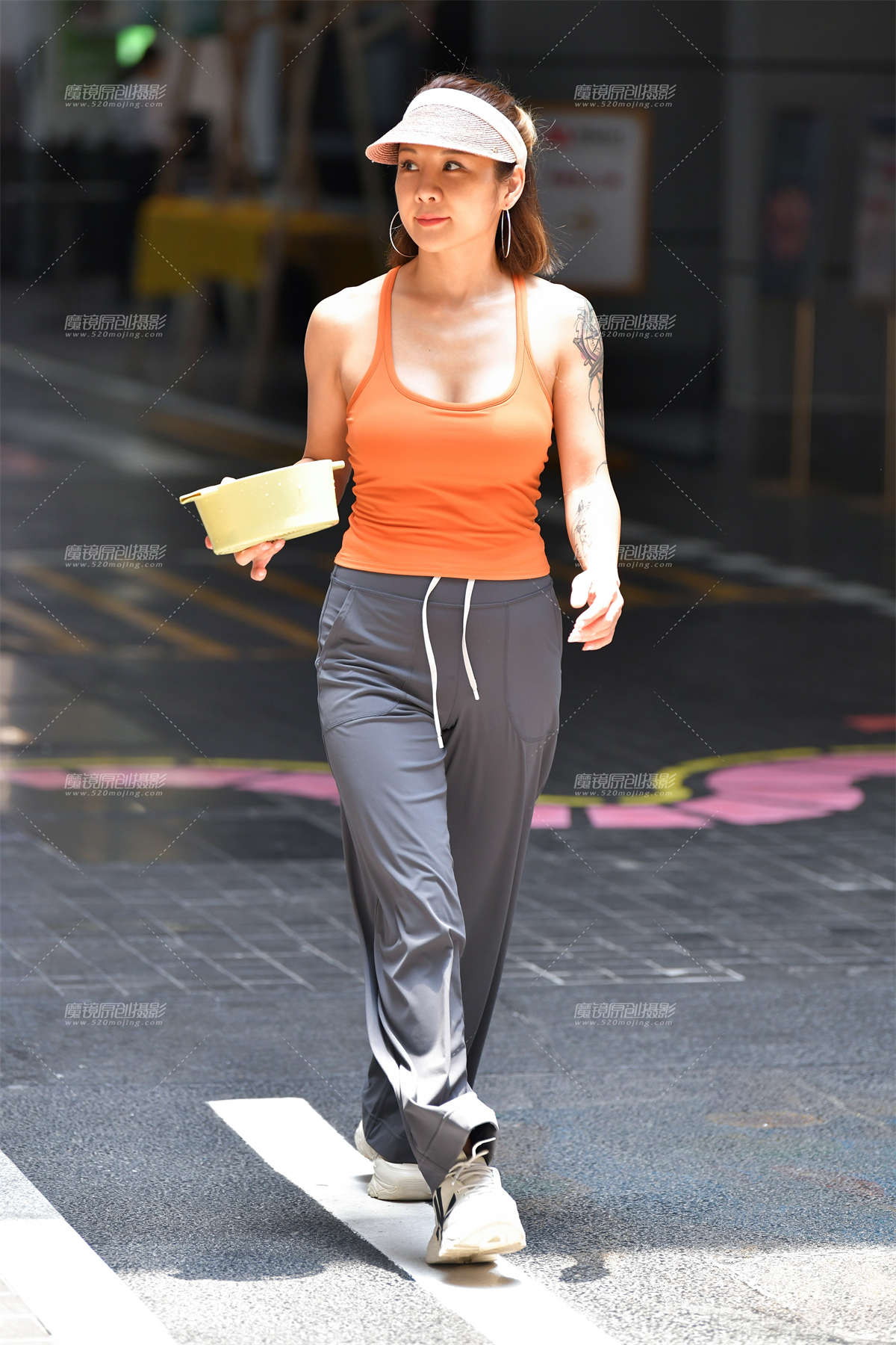 ★魅力橘红背心美女-日更街拍