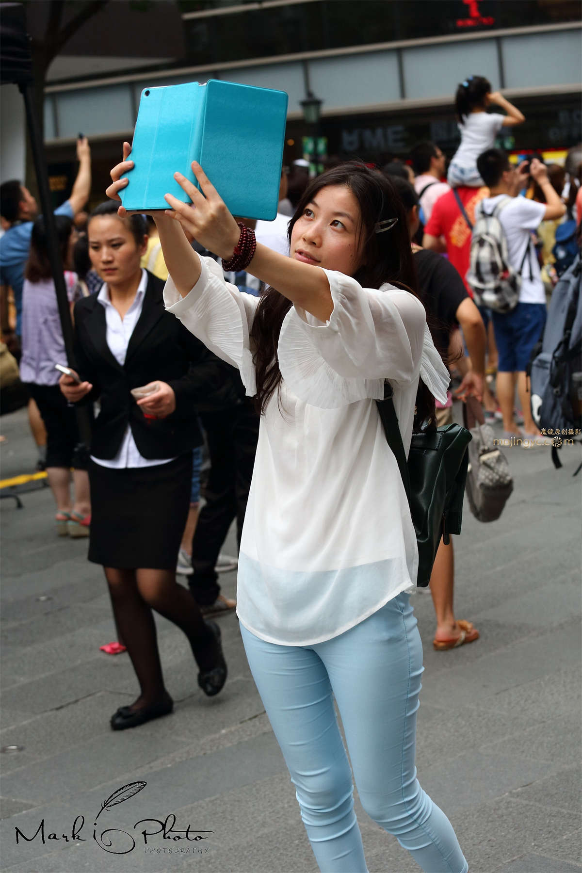 白衣浅蓝色紧身长裤-日更街拍