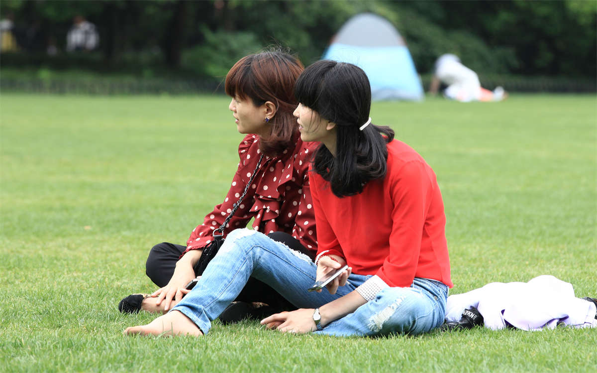 图片[2]-踏青公园街拍系列No.580 丝袜够薄，诱惑的味道就出来了-日更街拍