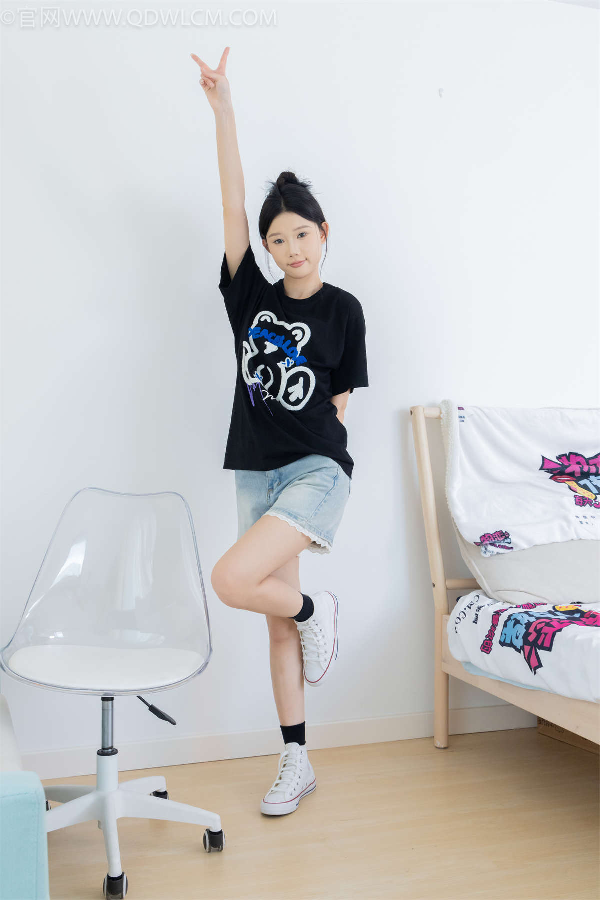 图片[2]-物恋传媒 NO.2324 小竹-匡威帆布鞋、白棉袜、黑棉袜-日更街拍