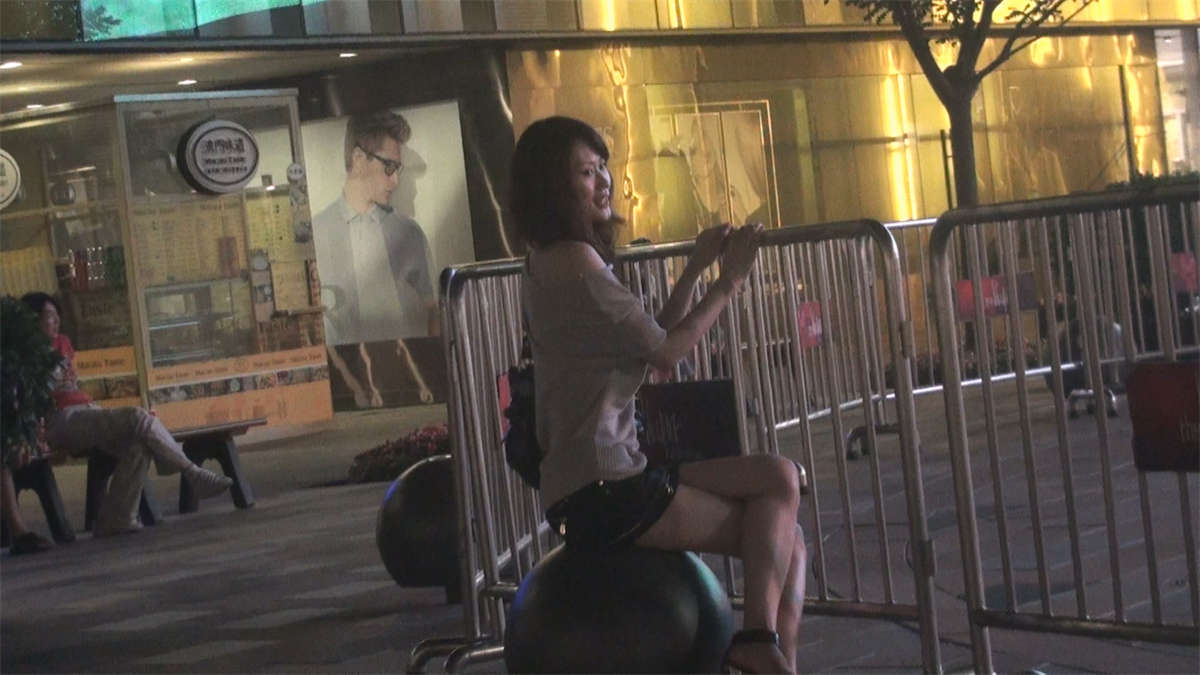 图片[2]-黑夜中迷人的长腿牛仔美女-日更街拍