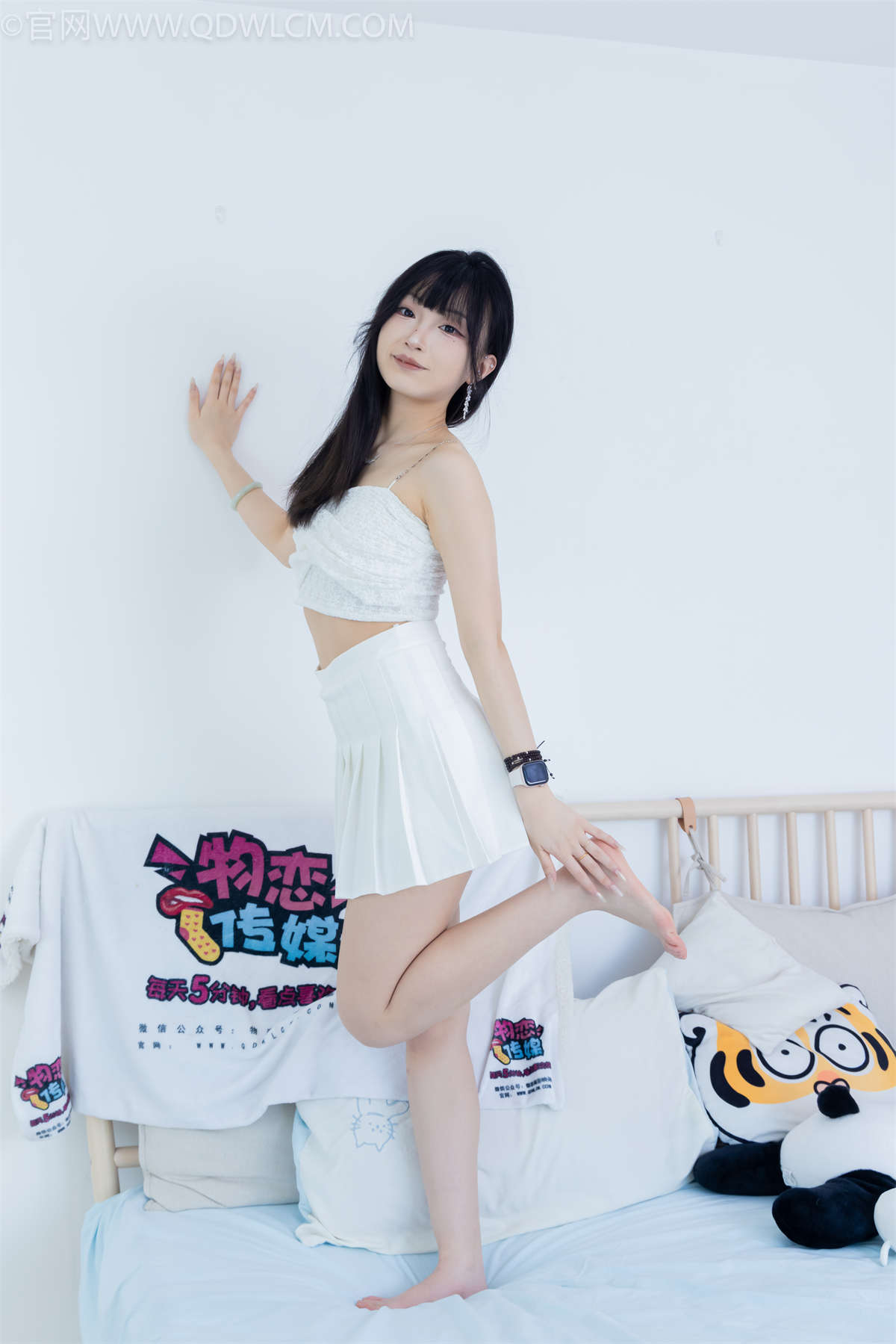 物恋传媒 NO.2325 嘟嘟-透明高跟鞋、高跟凉鞋、白船袜、裸足-日更街拍