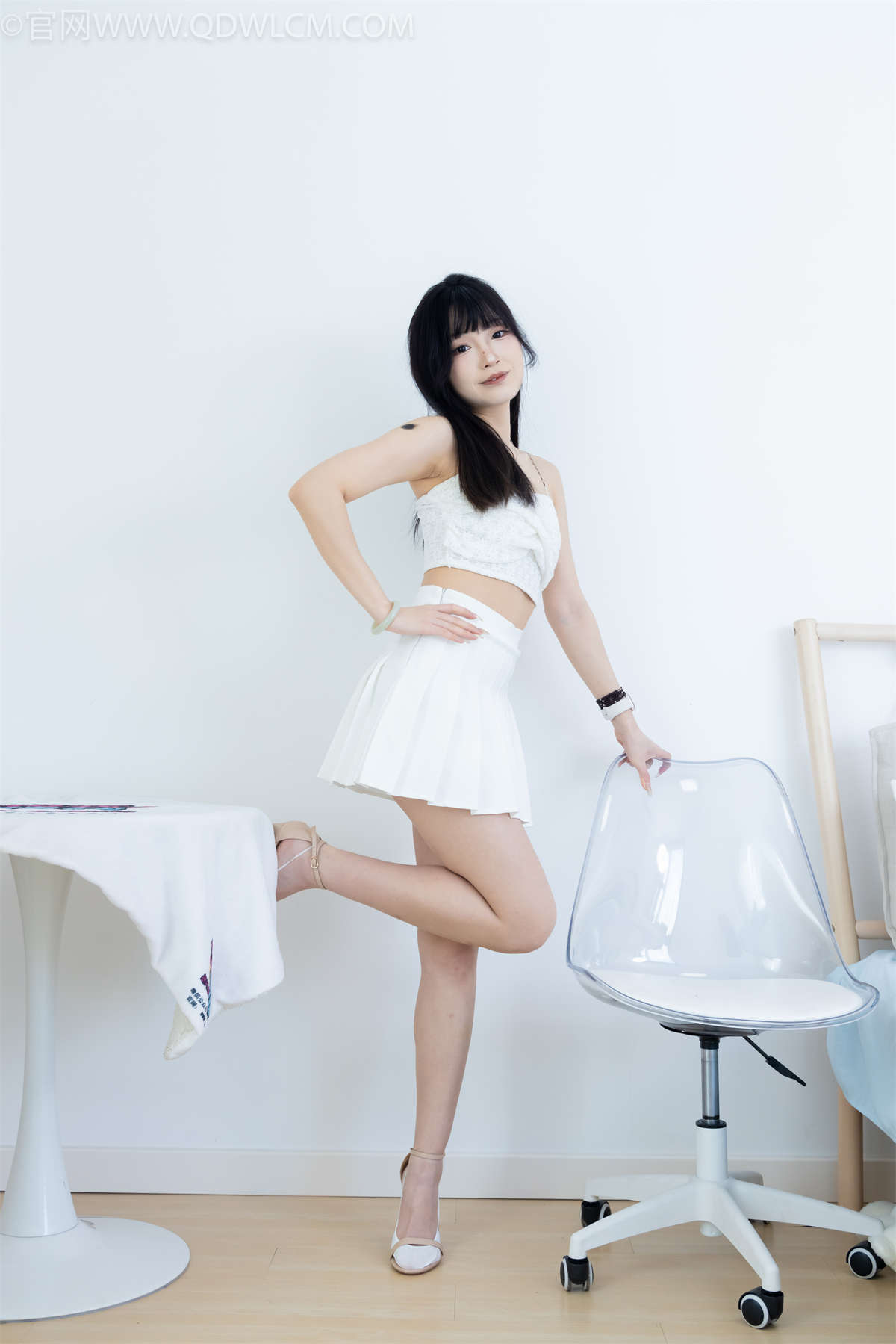 图片[2]-物恋传媒 NO.2325 嘟嘟-透明高跟鞋、高跟凉鞋、白船袜、裸足-日更街拍