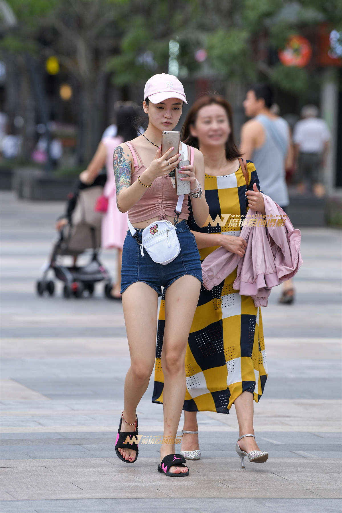 【久久赛帖】紧身热裤妹纸-日更街拍