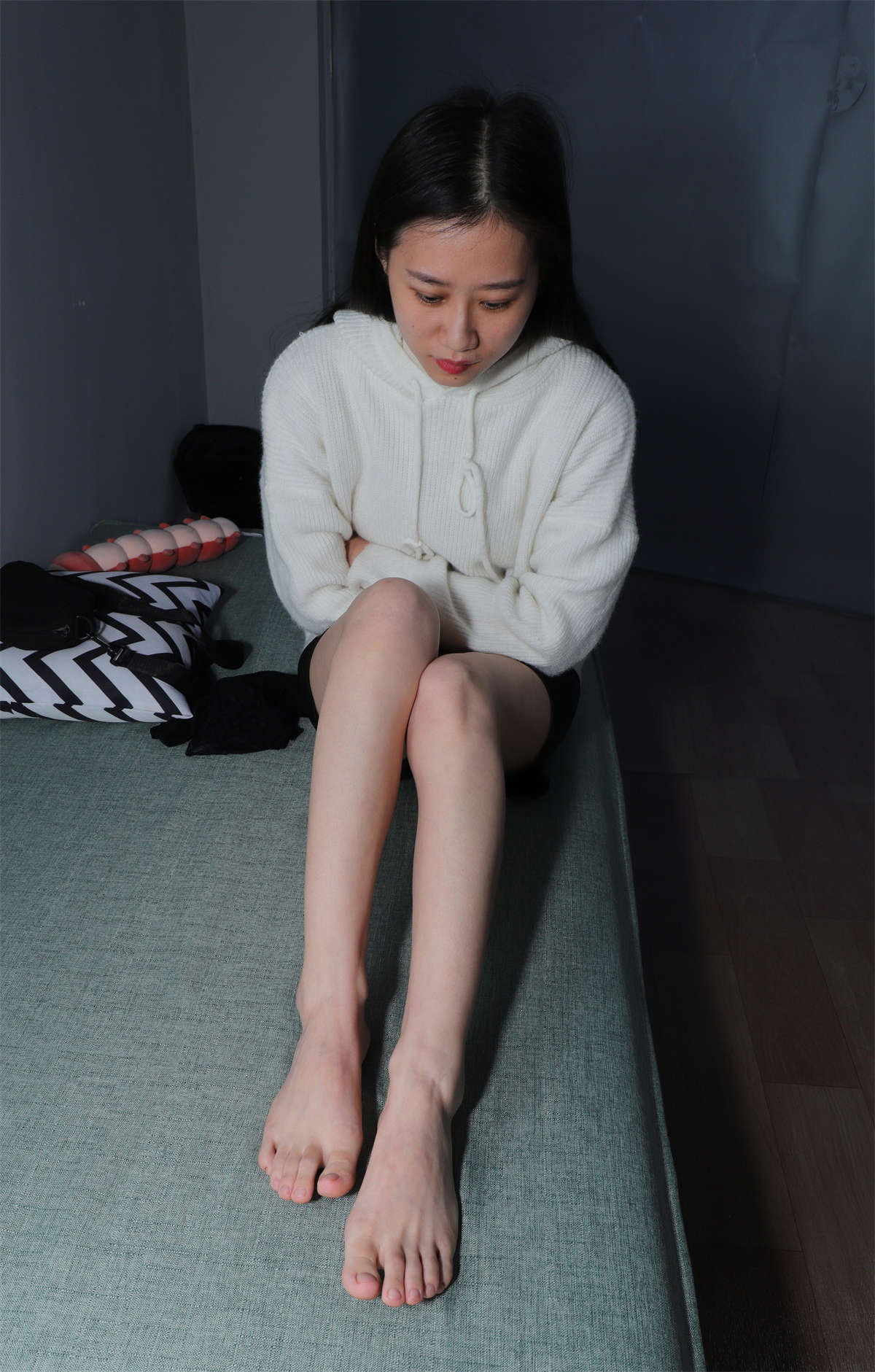 aappary摄影 No.016 极品美女小芳第二季室内展示修长美脚-日更街拍
