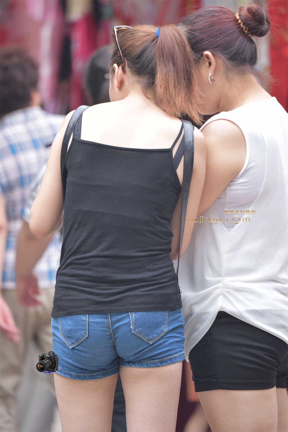 图片[2]-2016-03-25黑色背心短裤少妇17张-日更街拍
