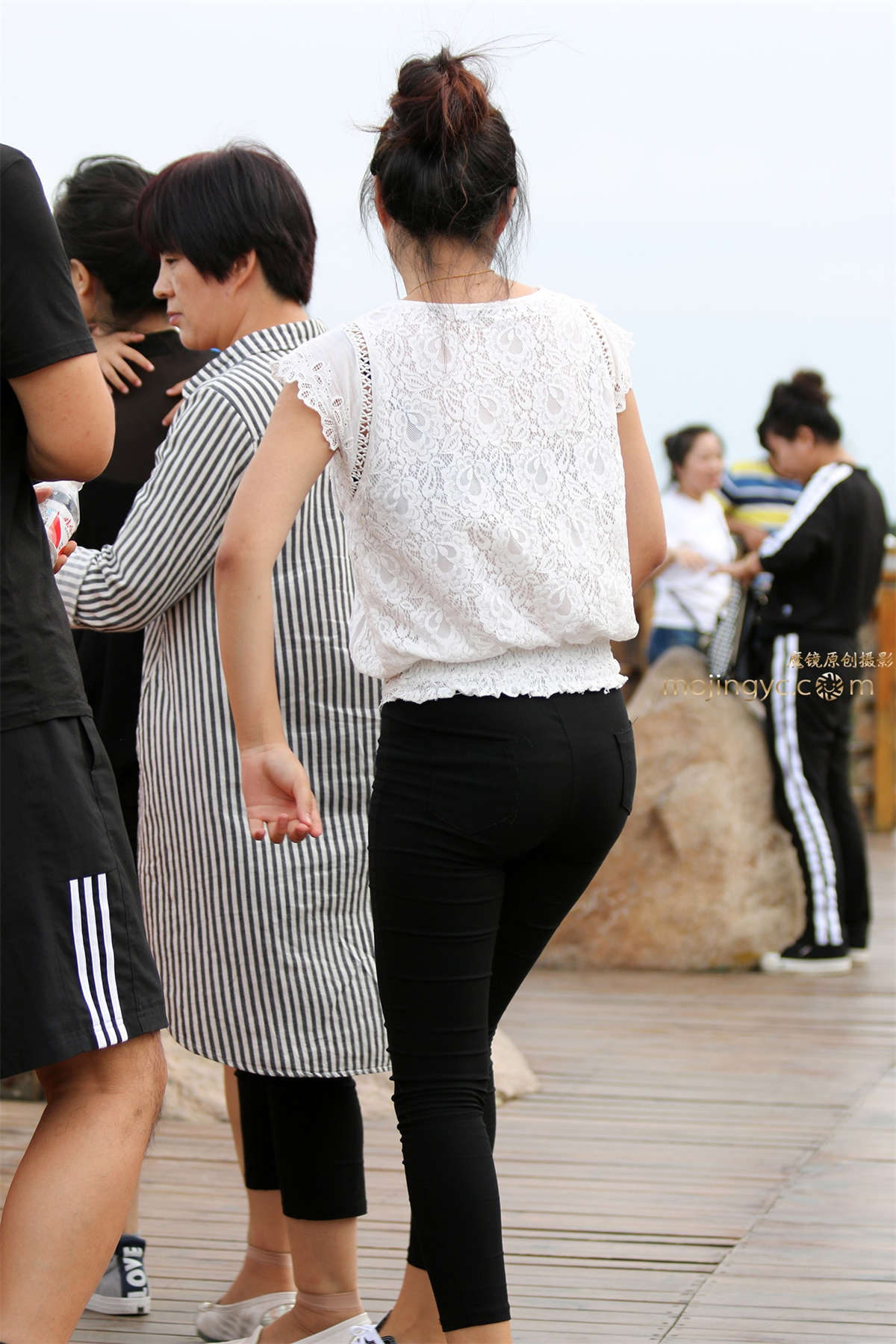 第392篇★黑裤翘臀小妹★-21P-日更街拍