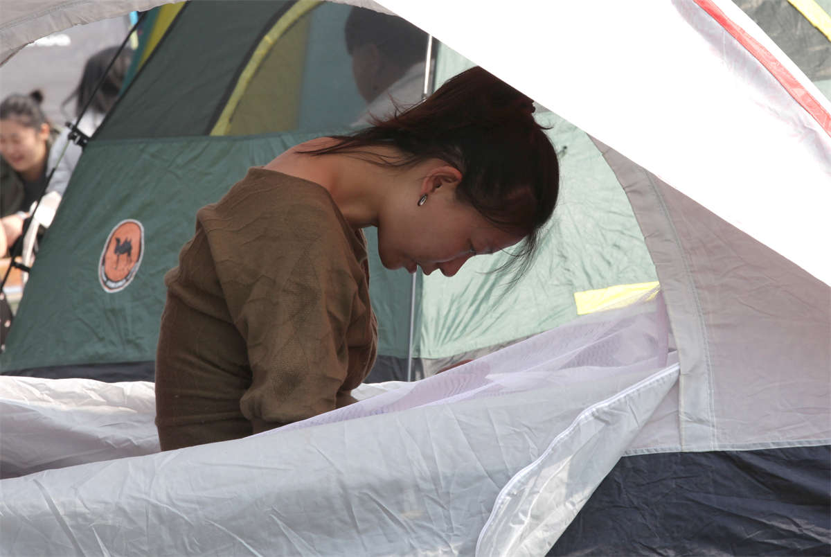 踏青公园街拍系列No.582 修长美少妇，足底终显露-日更街拍