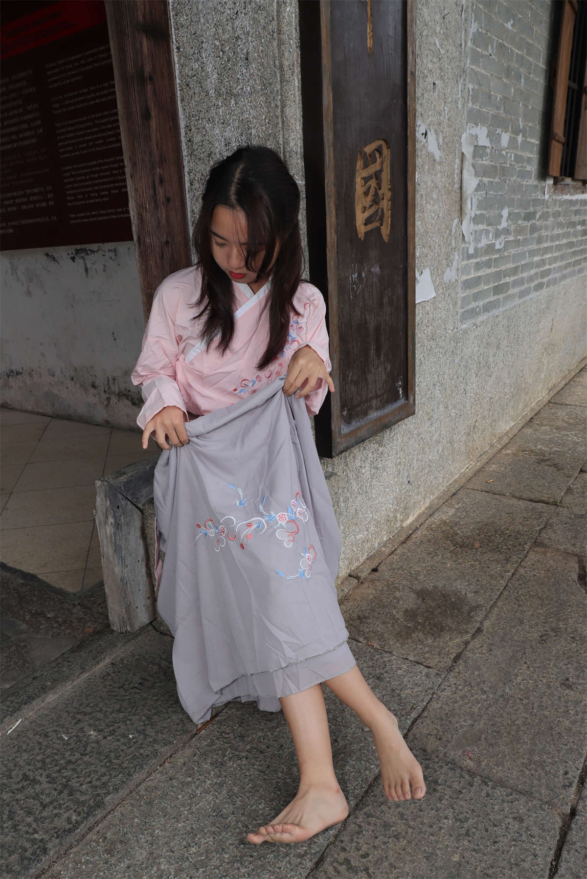 图片[2]-aappary摄影 No.017 小淇穿上汉服赤脚游玩古镇-日更街拍