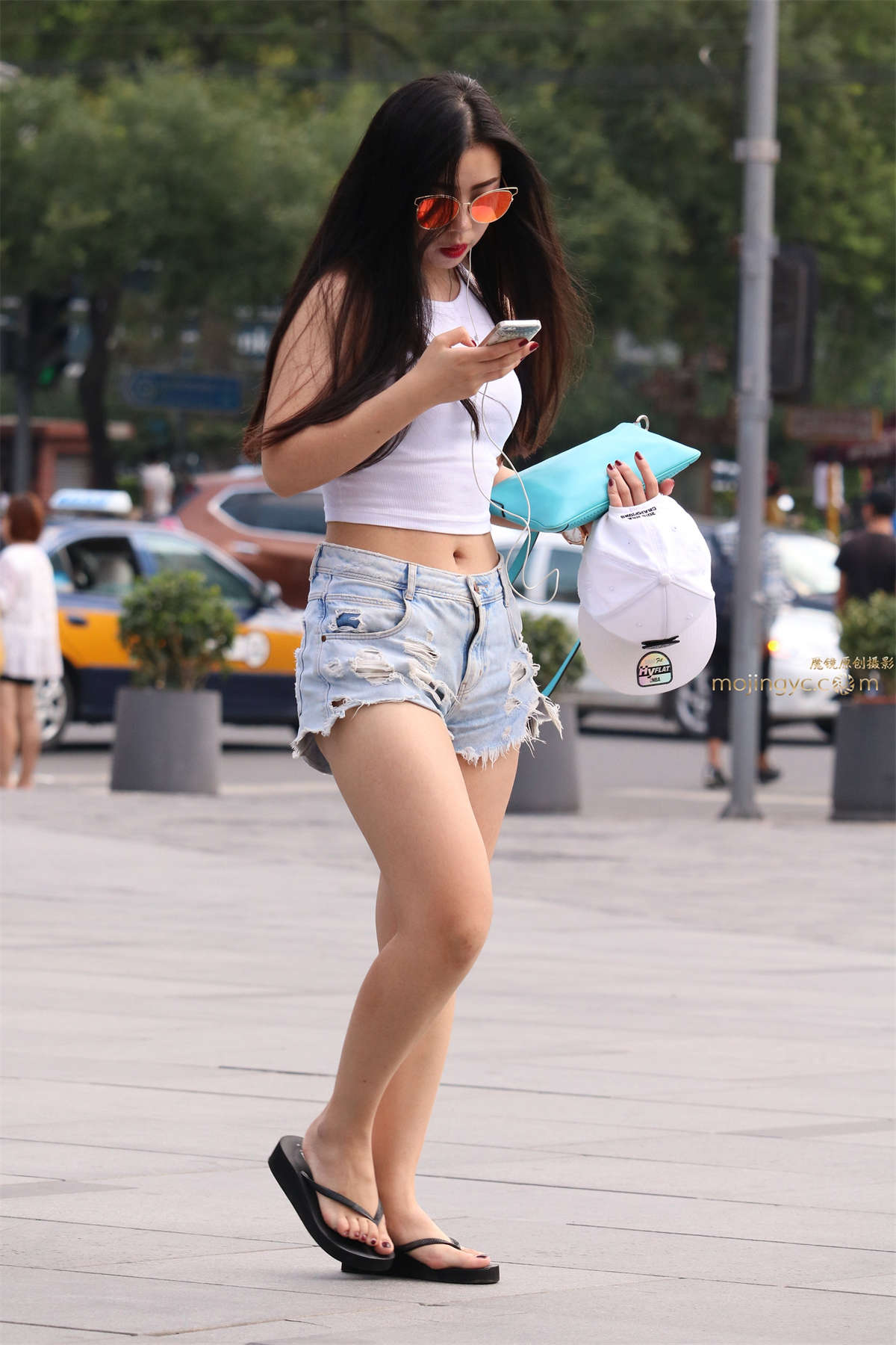 热裤丰满妹子-日更街拍