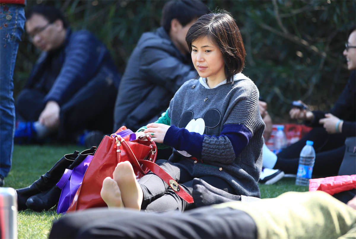 踏青公园街拍系列No.583 安静典雅的少妇穿出了肉丝的独特气质-日更街拍