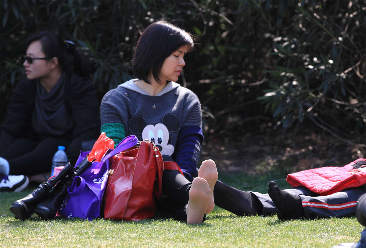 图片[2]-踏青公园街拍系列No.583 安静典雅的少妇穿出了肉丝的独特气质-日更街拍