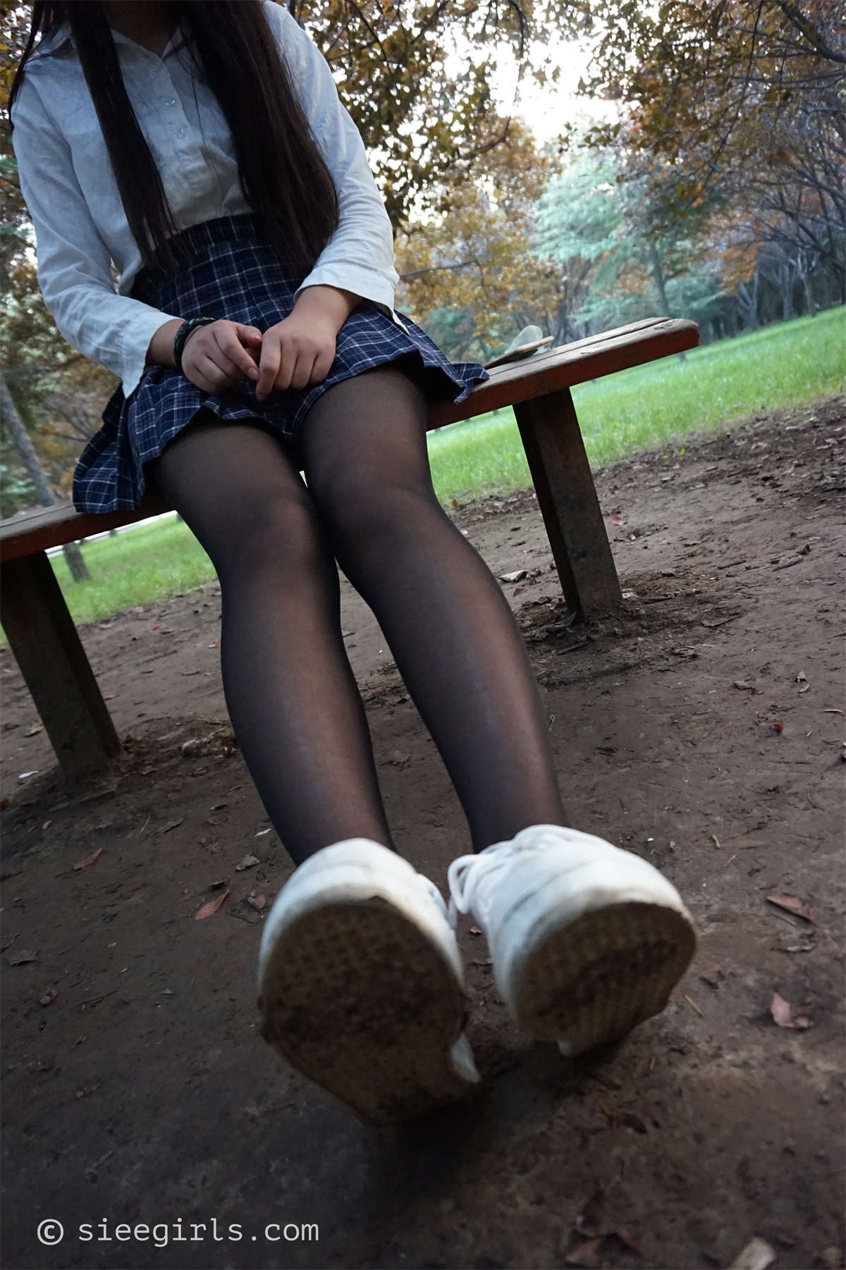 SIEE丝意新刊 NO.001 曦曦 黑丝随拍-日更街拍