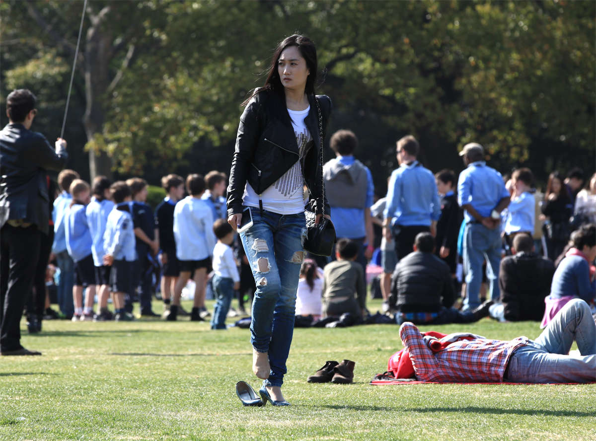 图片[2]-踏青公园街拍系列No.584 裸足被拍了2次的MM，终于换上了肉丝出镜-日更街拍