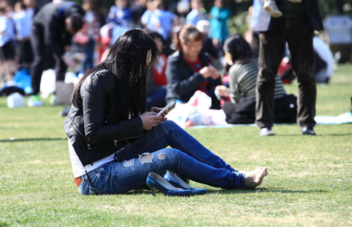 踏青公园街拍系列No.584 裸足被拍了2次的MM，终于换上了肉丝出镜-日更街拍