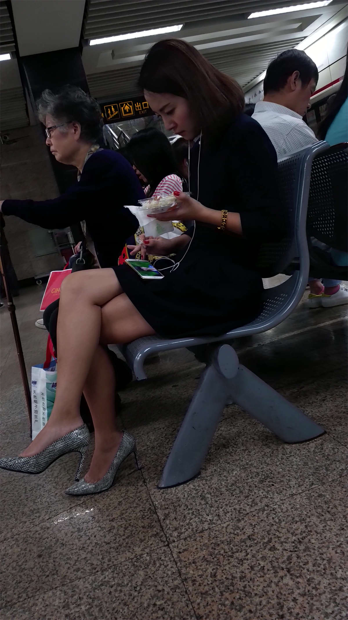 图片[2]-银白色高跟鞋连衣裙美颜美腿-日更街拍