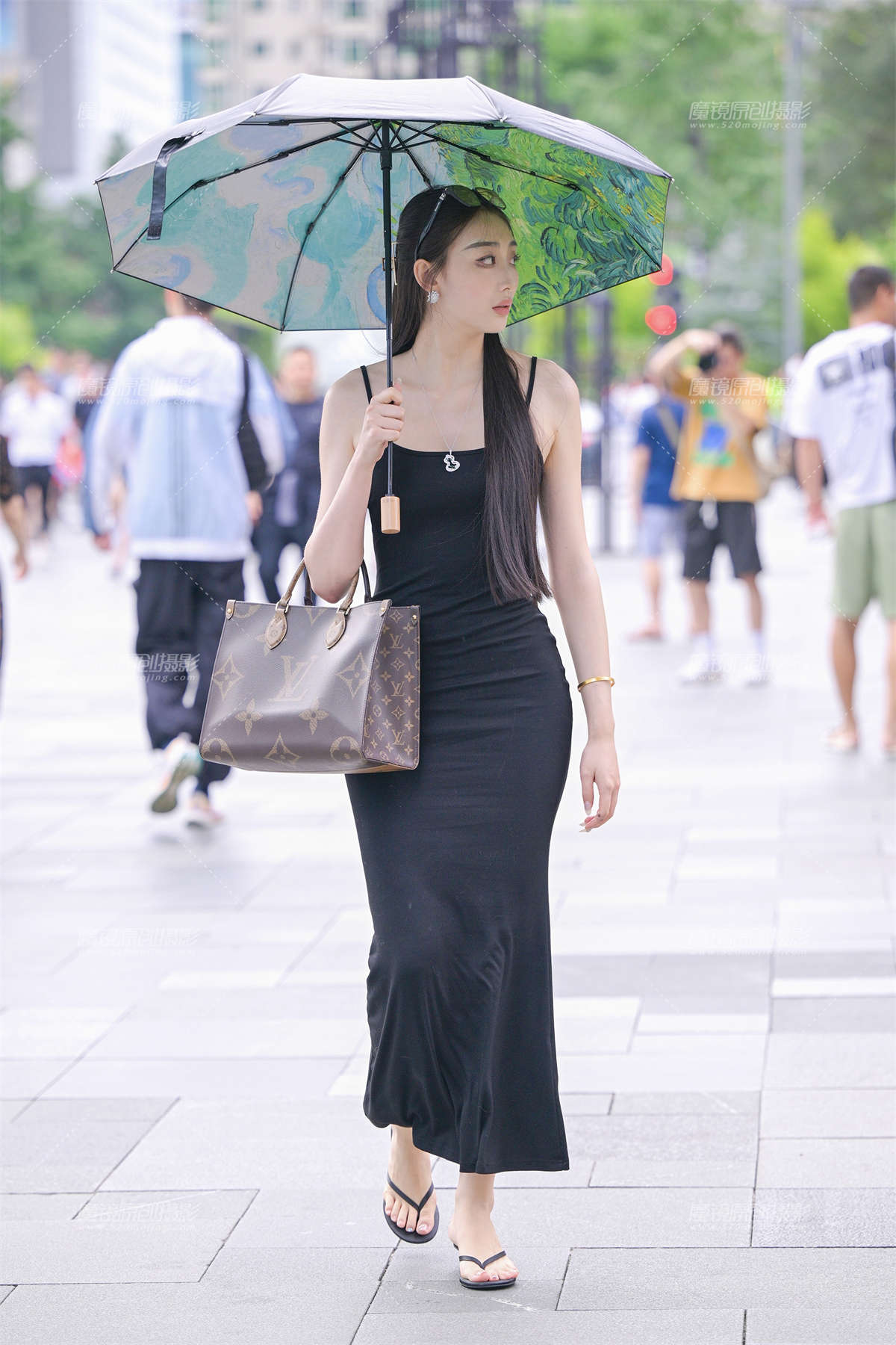 图片[2]-打伞凉拖包臀裙-日更街拍