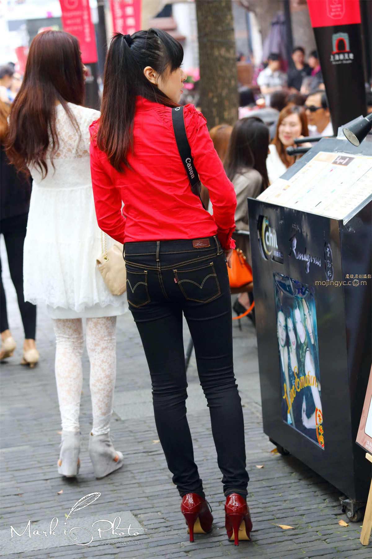 图片[2]-红衣深色紧身牛仔裤-日更街拍