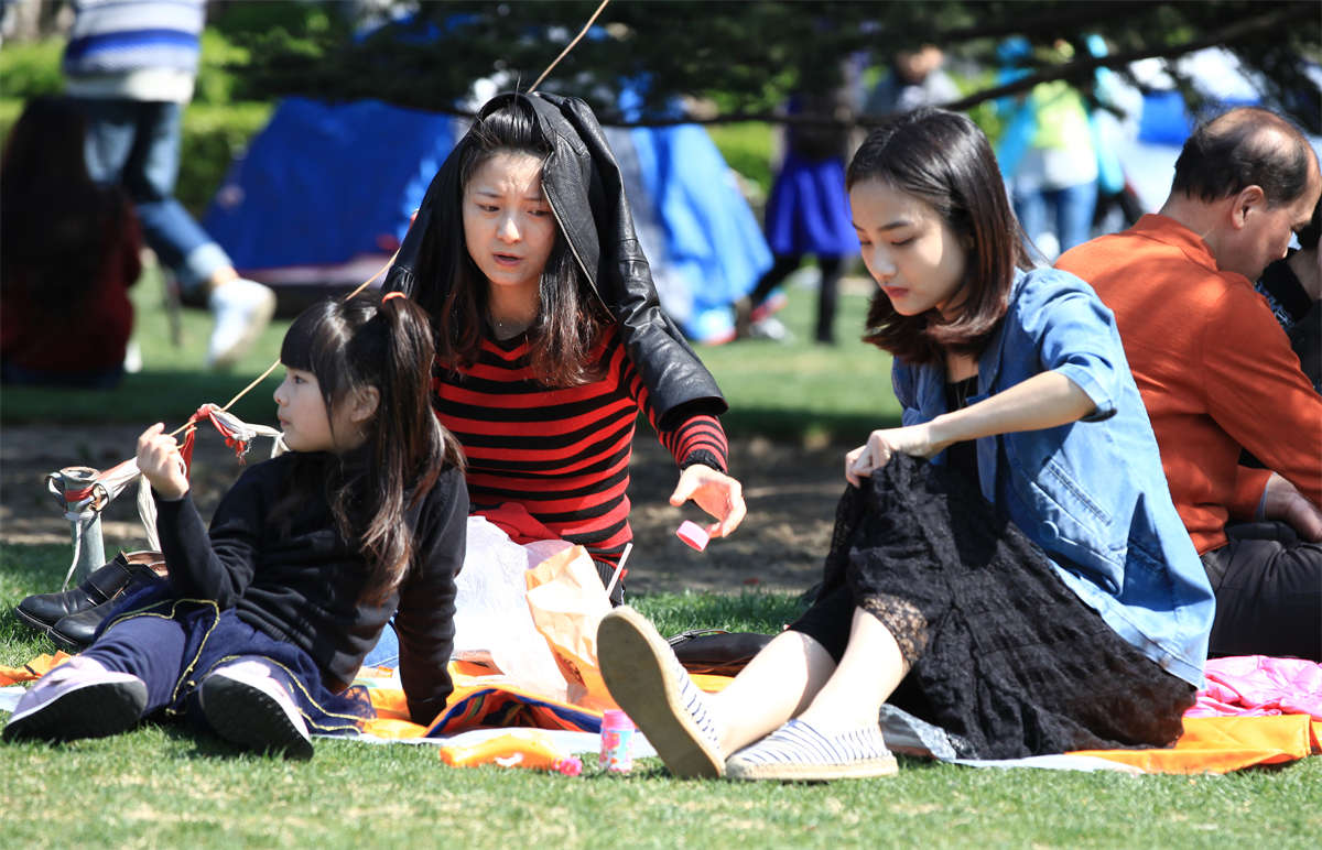 图片[2]-踏青公园街拍系列No.585 清秀少妇的斑点黑丝足-日更街拍