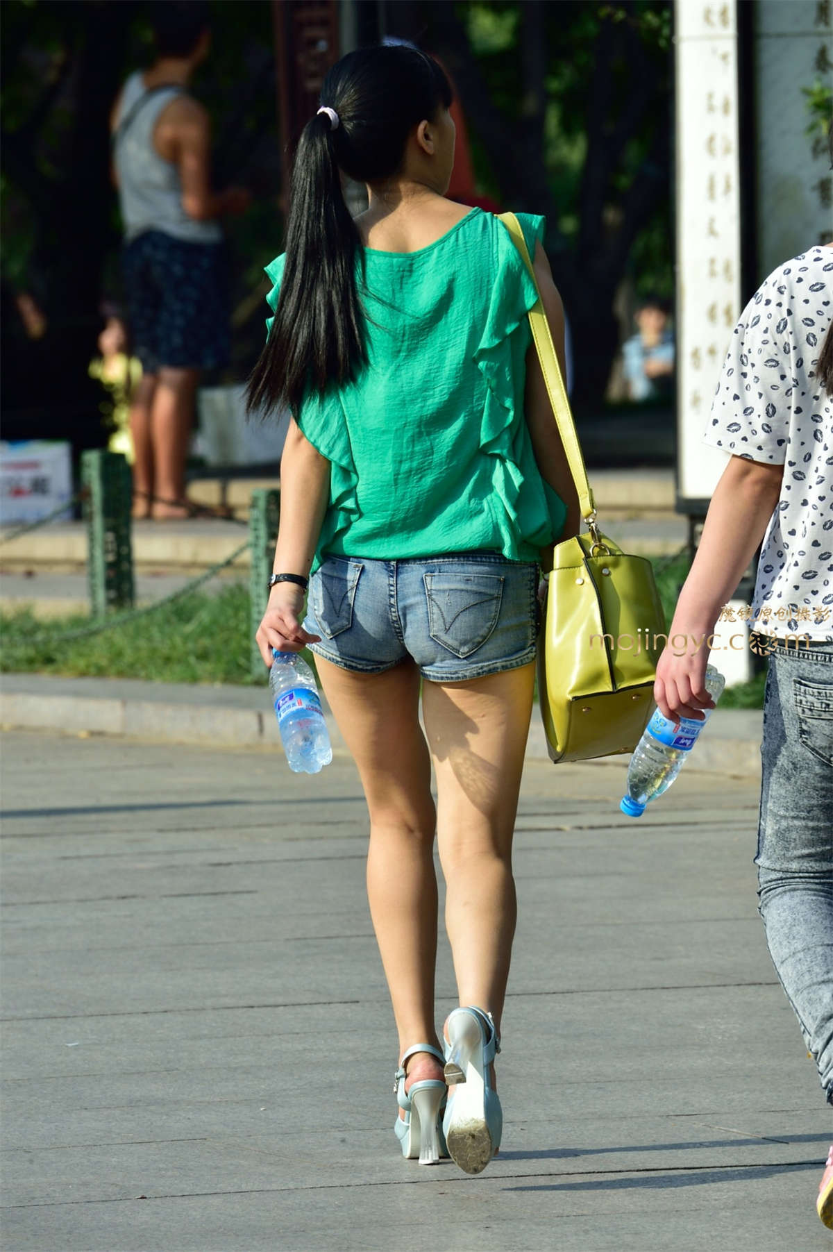 图片[2]-2016-11-08清爽紧身牛仔短裤少妇16张-日更街拍