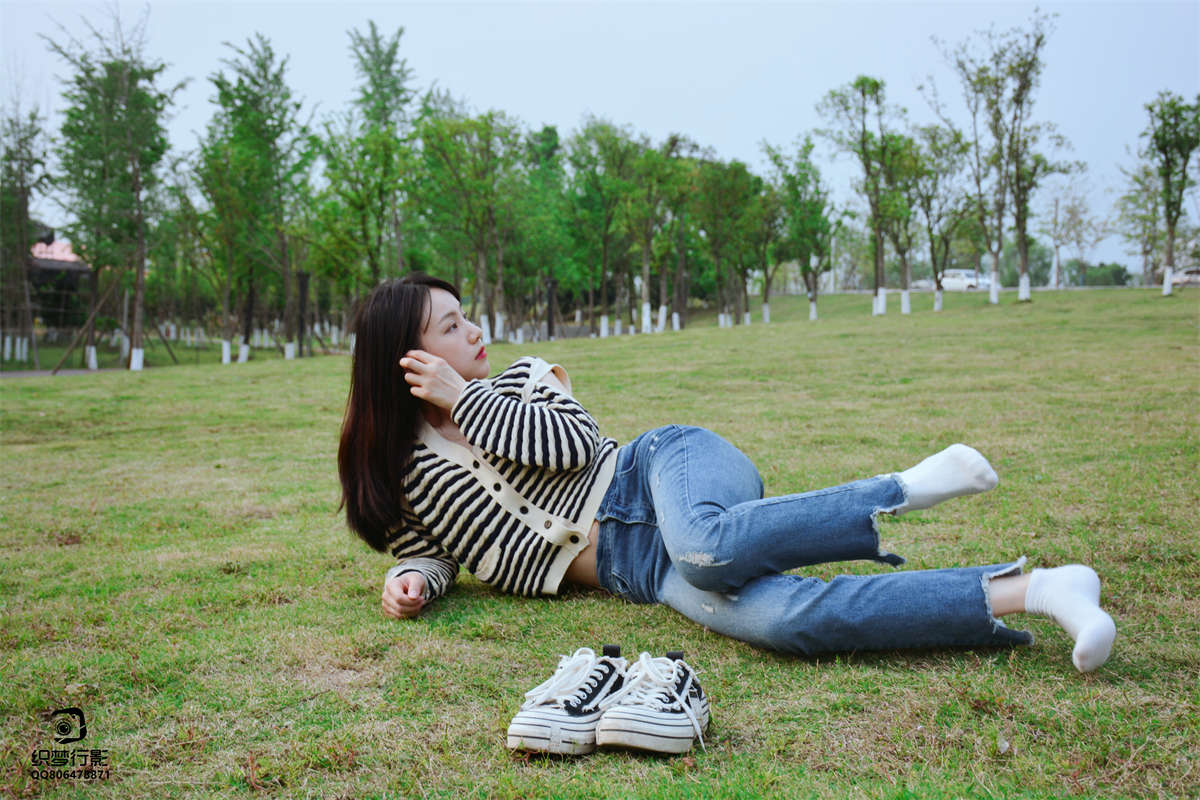图片[2]-织梦行影摄影作品 第093期 少女牛仔裤草地白袜-日更街拍