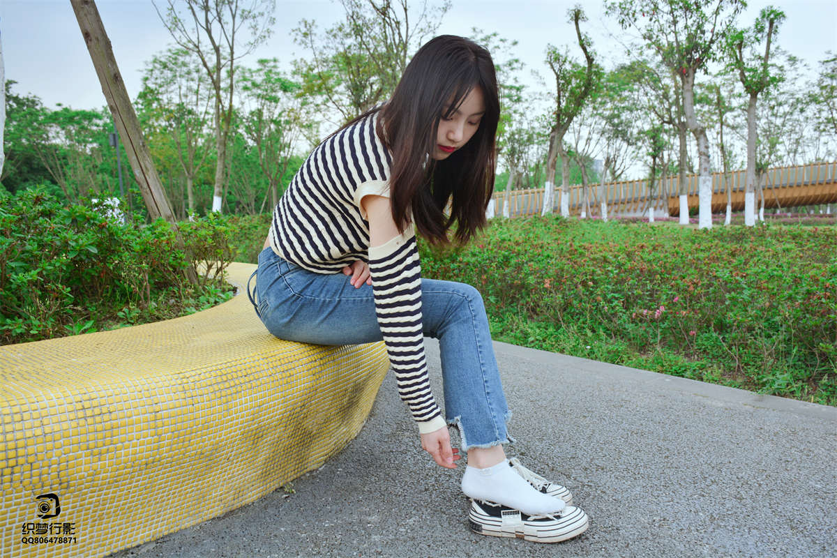 织梦行影摄影作品 第093期 少女牛仔裤草地白袜-日更街拍