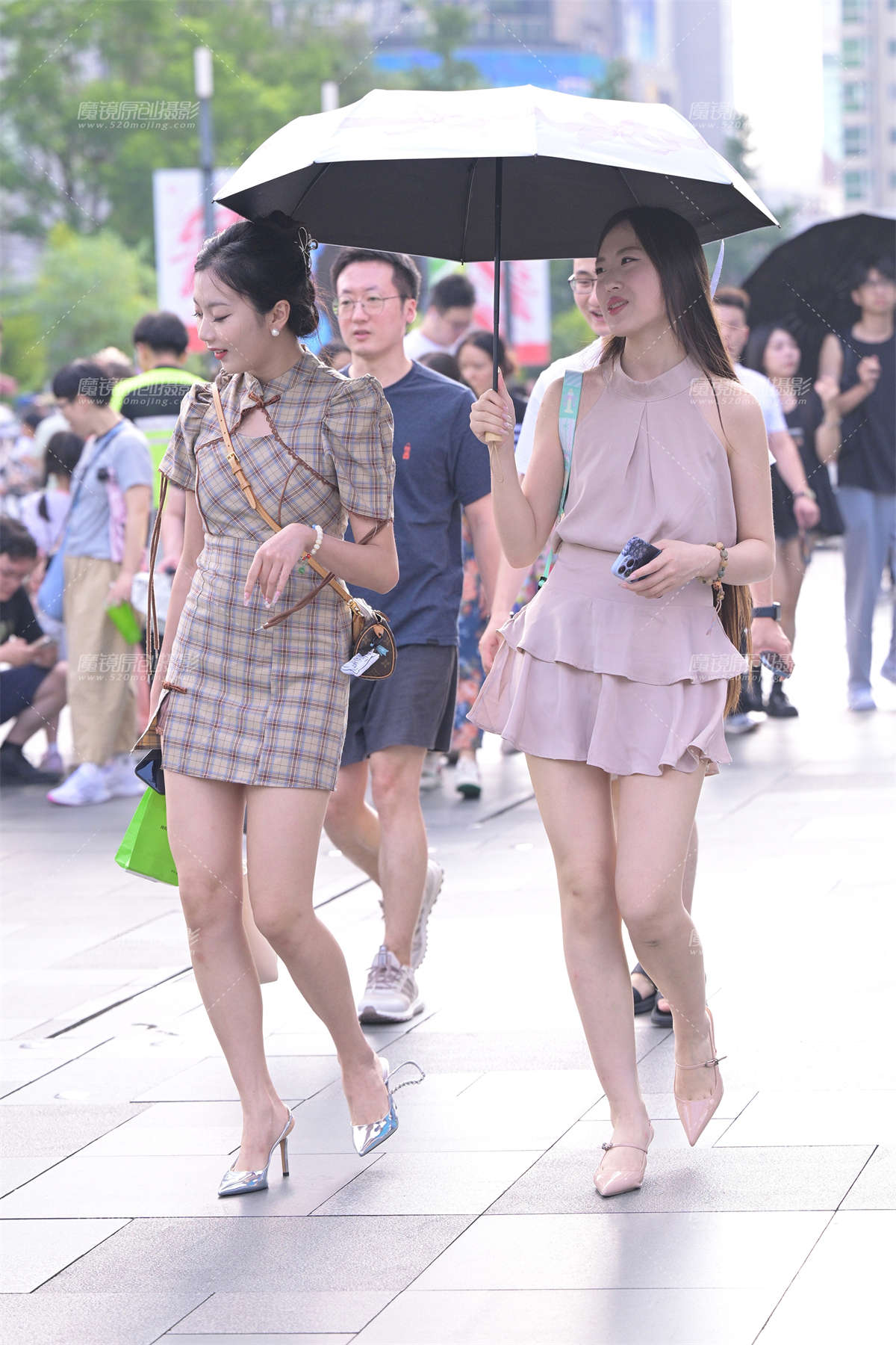 图片[2]-打伞长腿闺蜜-日更街拍