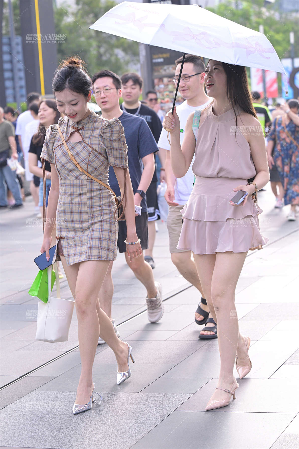 打伞长腿闺蜜-日更街拍