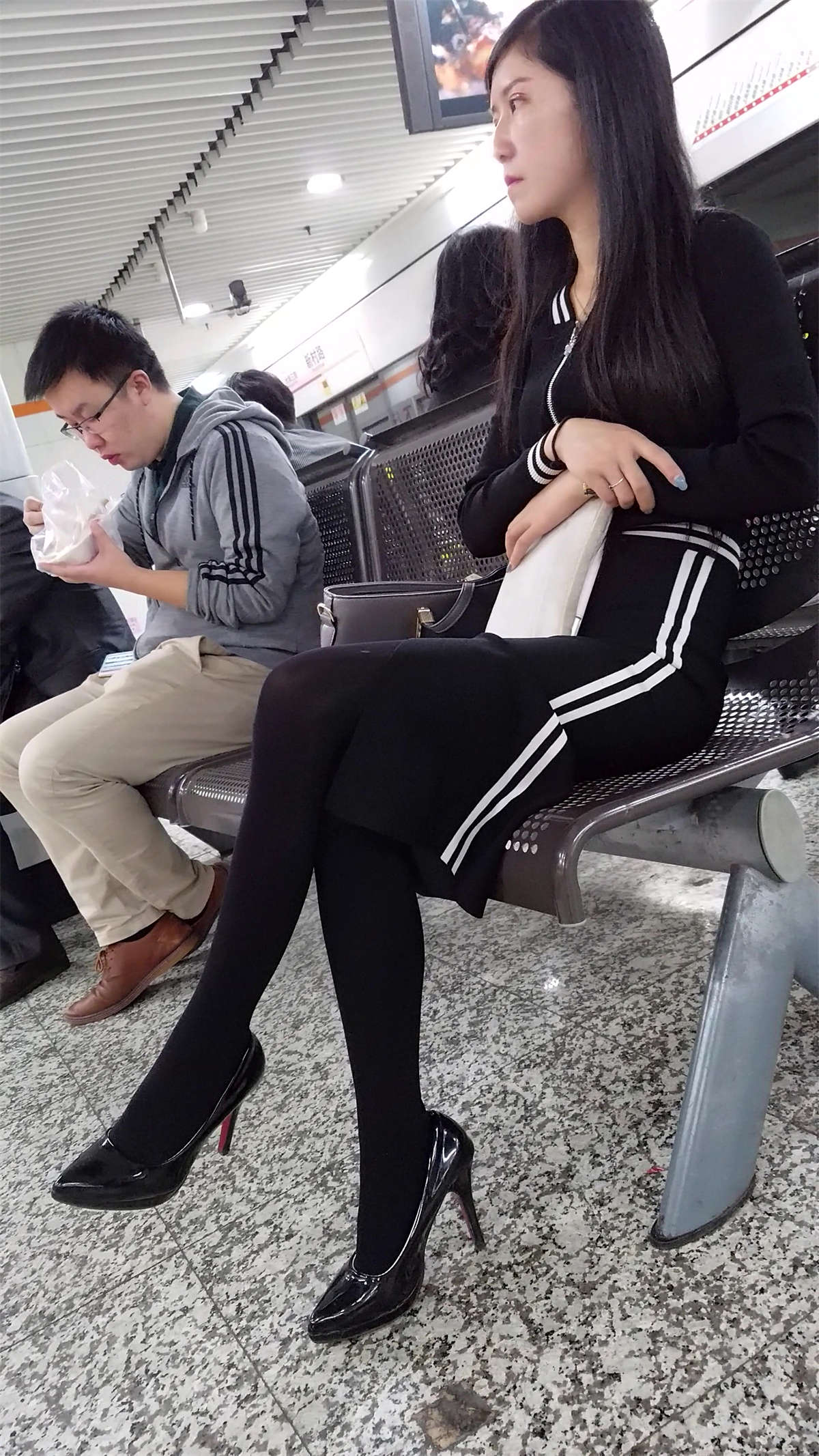 图片[2]-等地铁的黑丝高跟鞋靓女-日更街拍