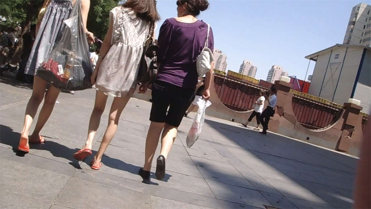 图片[2]-小裙子下的嫩白长腿-日更街拍