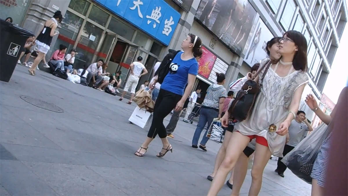 小裙子下的嫩白长腿-日更街拍