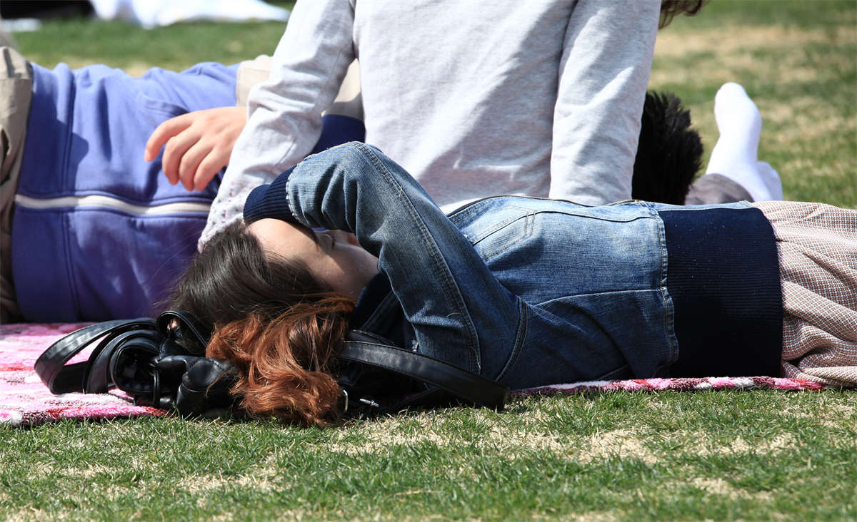 图片[2]-踏青公园街拍系列No.586 清秀少妇超薄肉丝，丝薄足美动作多-日更街拍