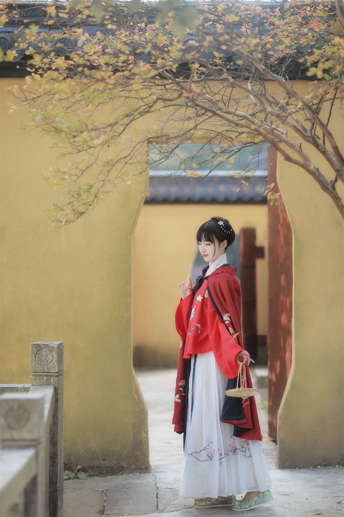 YITUYU艺图语 2022.03.23 满园银杏落秋风 荞兜麻黛-日更街拍
