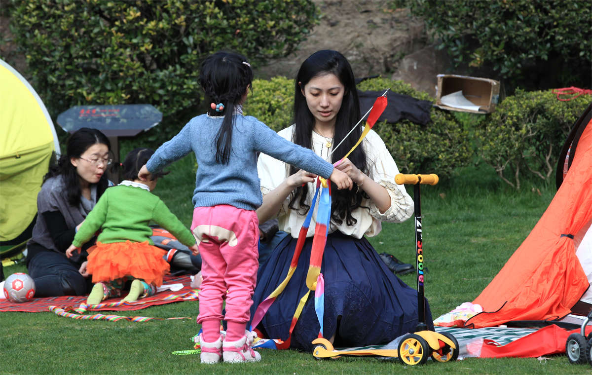 踏青公园街拍系列No.587 清纯典雅美少妇的长丝足-日更街拍