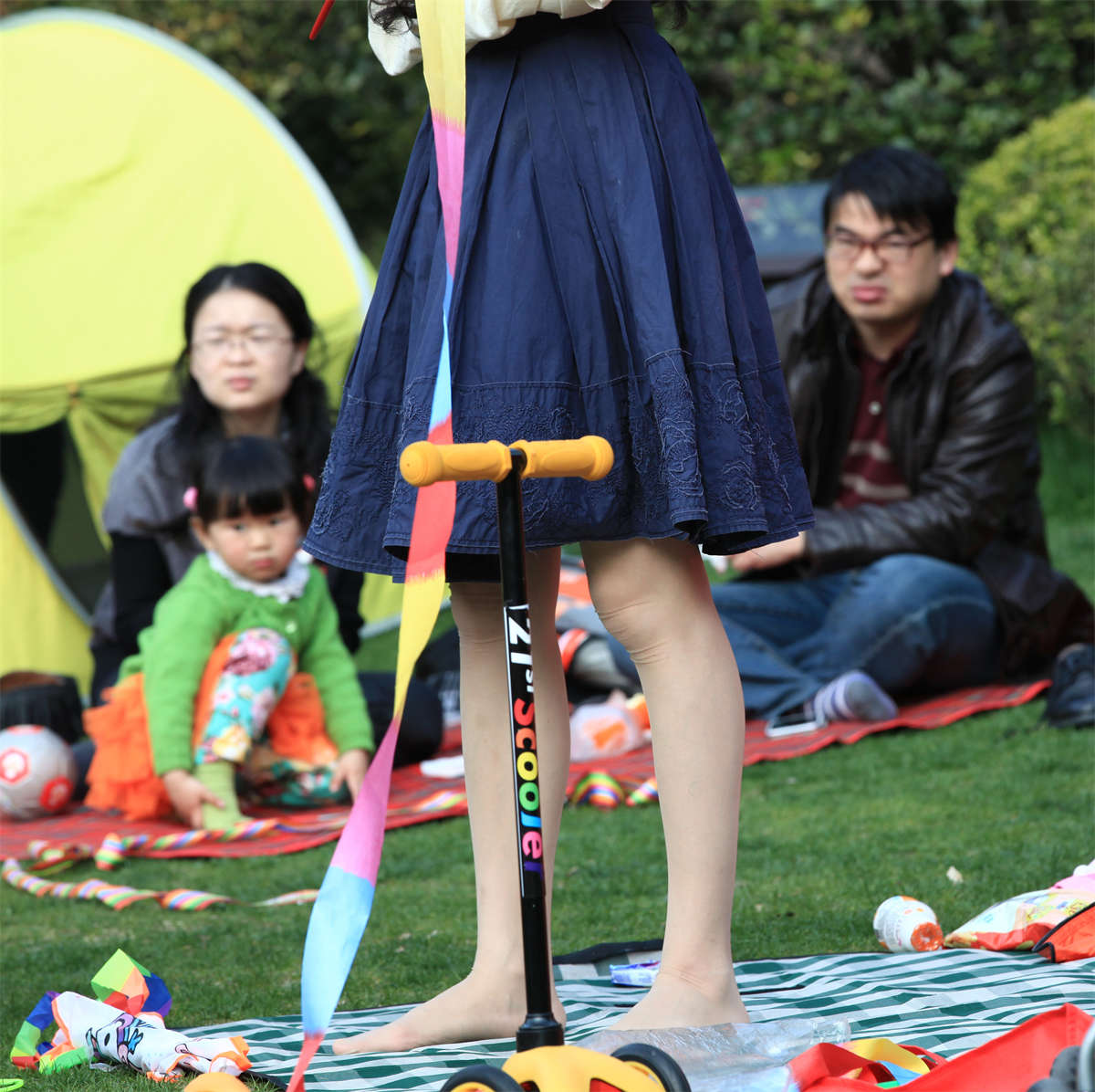 图片[2]-踏青公园街拍系列No.587 清纯典雅美少妇的长丝足-日更街拍