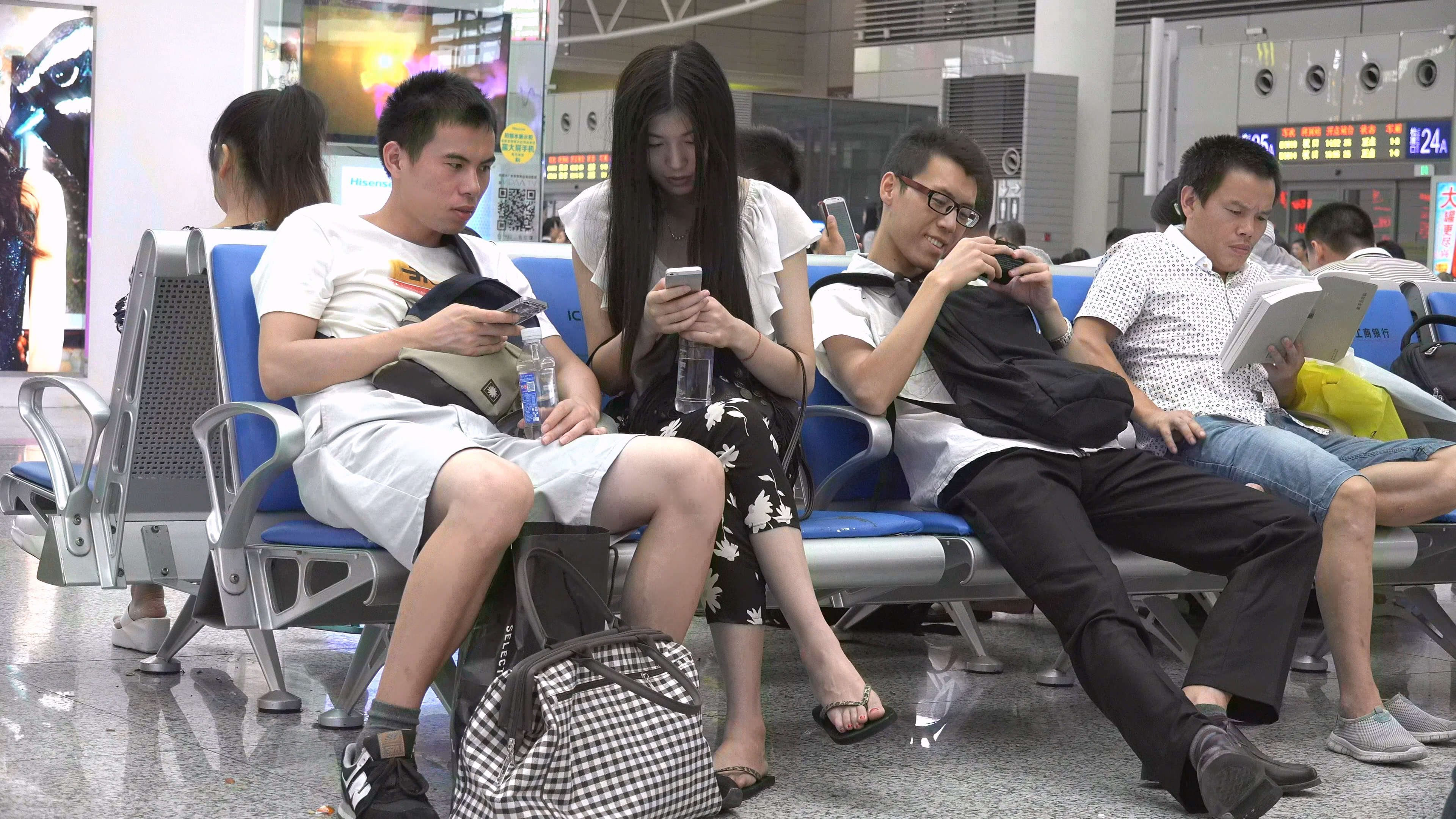 图片[2]-人字拖裸足长发妹纸-日更街拍